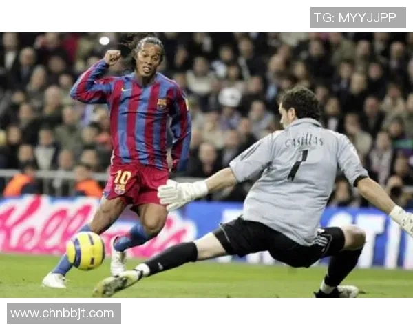 模仿足球球星经典过人动作提升个人技巧与实战应用